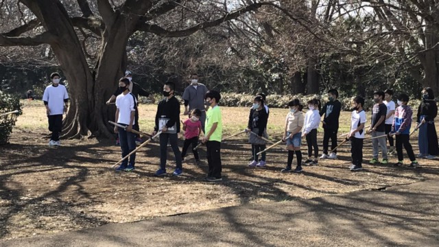 近くの公園で素振りと体力づくりをしました♪